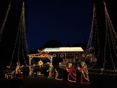 Kerstverlichting in de vorm van een kerststal in het duister